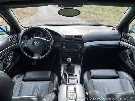 BMW E39 layout a interiér zobrazený na fotografiích Rudolf Stricker, via Wikimedia Commons