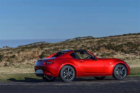 Infografika srovnání verzí MX-5 a MX-5 RF