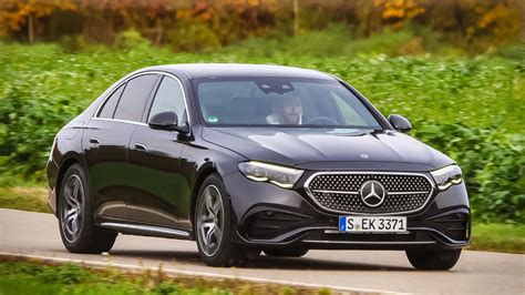 Schéma motorového prostoru a dieselového systému Mercedes E 220 d (2001).