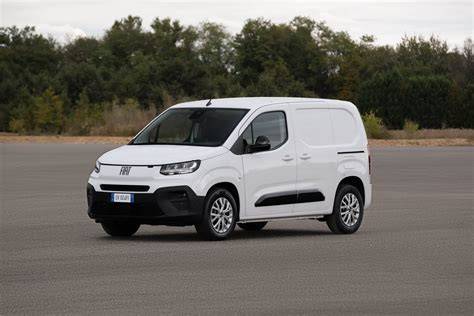 Infografika ukazující rozměry čelistí 229x42 mm a jejich umístění v zadní nápravě Fiat Doblo