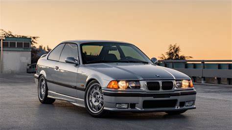 Infografika: Rozložení sil a vyztužení zadní části BMW E36 Coupé