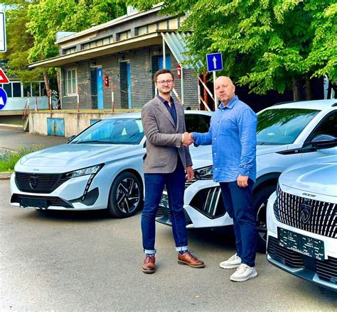 Různé modely autorádií a adaptérů pro Peugeot