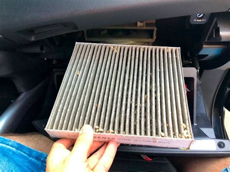 Ilustrace kabinového filtru a jeho funkce v automobilu