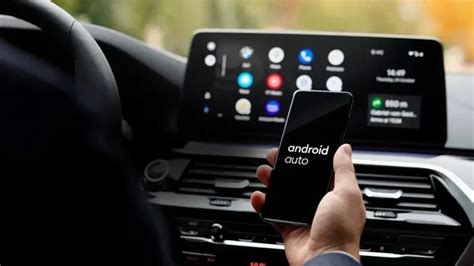 Infografika: Android Auto a CarPlay - princip propojení telefonu s autem
