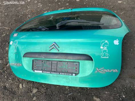 Schéma umístění šroubů a západek v kufru Citroën Xsara Picasso