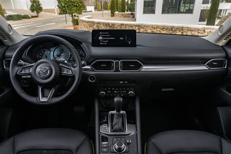 Interiér vozu Mazda CX-7 s důrazem na ergonomii a použité materiály