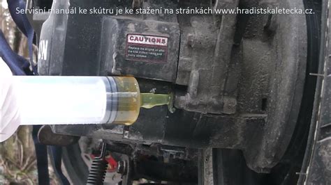 ukázka láhve převodového oleje a štítku