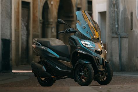 detail přední části tříkolového skútru Piaggio MP3