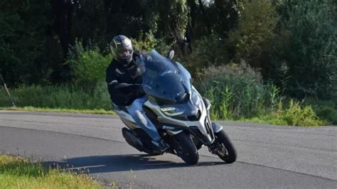 ilustrační foto tříkolového skútru Piaggio MP3 v zatáčce
