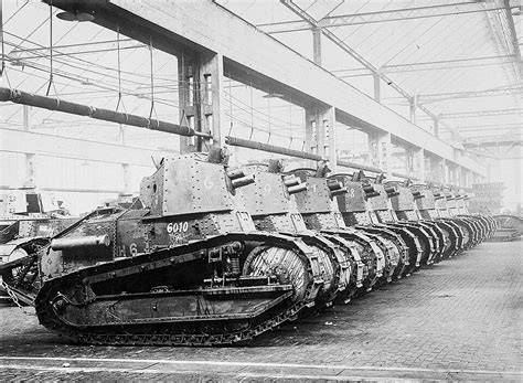 historická fotografiе výrobní haly Renault z 1. světové války