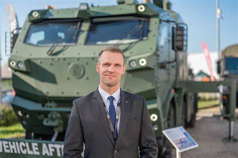 Infografika: Srovnání úrovní autonomního řízení a hlavních milníků Tesly