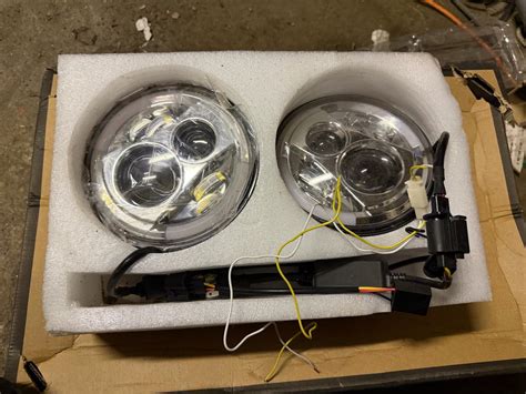 Infografika: Jak funguje denní svícení a hlavní světlomety