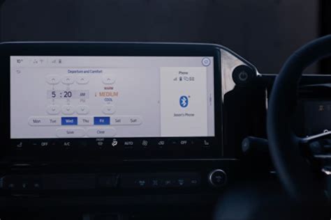 Infografika: Diagram palubního systému Ford Transit a důležité komponenty budíků