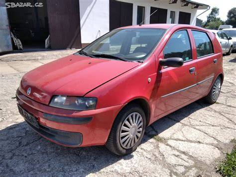 polička s použitými díly Fiat