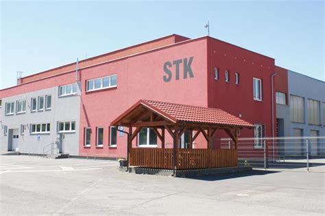 Infografika s časovou osou vývoje společnosti STK - Tajga, Hrabová, s.r.o. od roku 1995 s vyznačením klíčových milníků, jako je založení, rozšíření kontrolních linek a poslední změna v rejstříku.