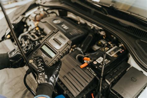 Infografika: Jak provést rychlou kontrolu autobaterie krok za krokem