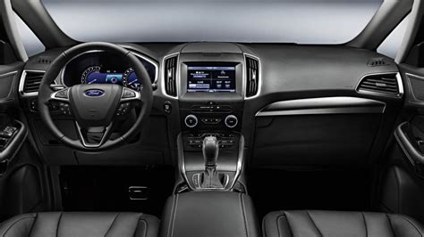 Interiér třetí generace Fordu Focus s moderní palubní deskou a displejem infotainmentu