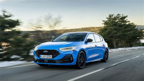 Detail přední masky a světlometů čtvrté generace Fordu Focus