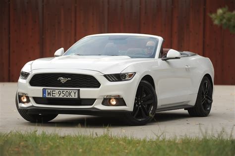 Evropský Ford Mustang před dealerstvím - kupé a kabriolet