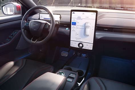 Interiér evropského Mustangu: digitální přístroje a SYNC 4