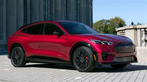 Mustang Mach-E v evropském městě: elektrifikace jména