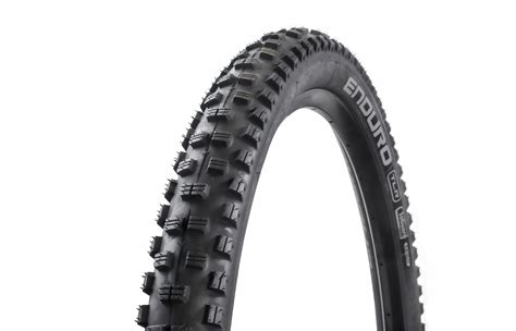 Infografika: Jak funguje enduro pneumatika a její vzorek pro různé terény