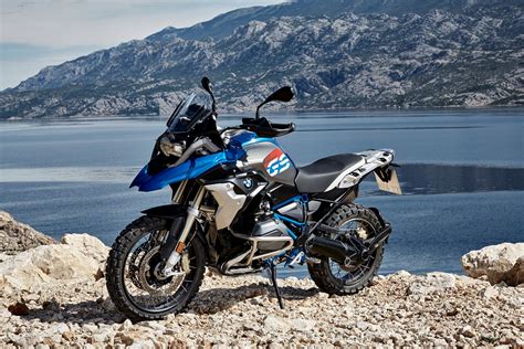 Ilustrační foto motocyklu BMW R 1200 GS na cestě