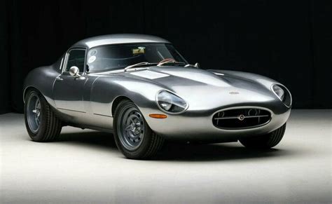 Fotografie Jaguaru E-Type v klasické červené barvě.