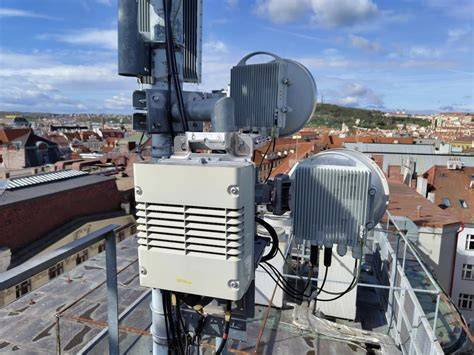GSM vysílač na střeše města