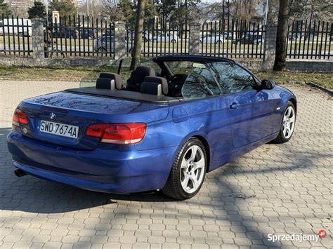 BMW 3 E93 cabrio na okresní silnici