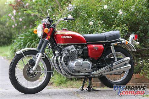 Infografika: Hranice a části výfukového systému motorky Honda CB750