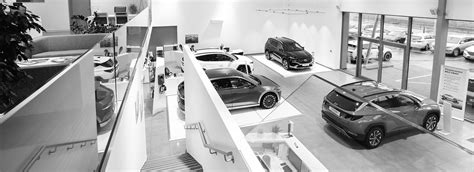 Ilustrace moderního autosalonu s vozy Renault a Dacia