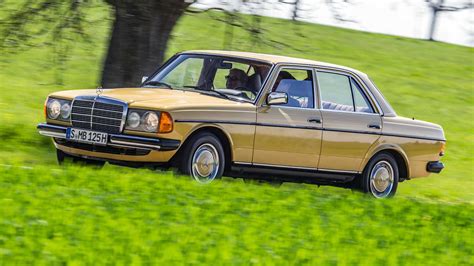 Historický Mercedes W123 v garáži - péče o elektrické systémy