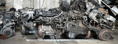 Ilustrační foto autovrakoviště s různými typy automobilů a dílů