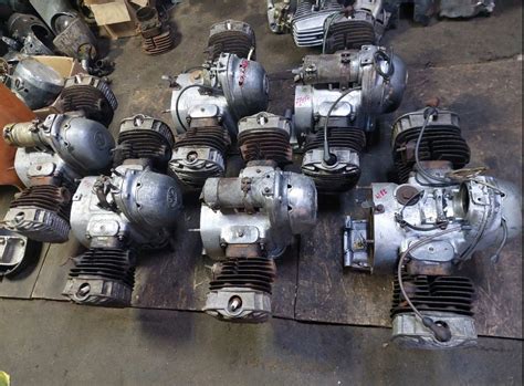 Rozložení různých typů autodílů (motory, převodovky, světla, kola)