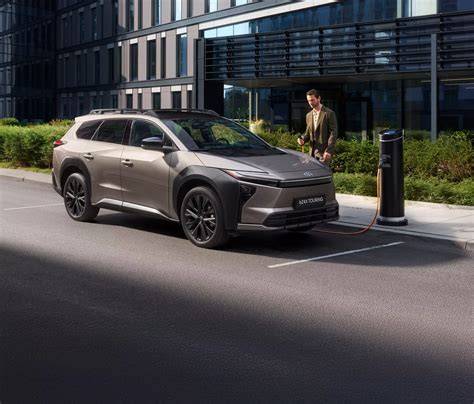 Toyota bZ4X ve městě elektrický vůz