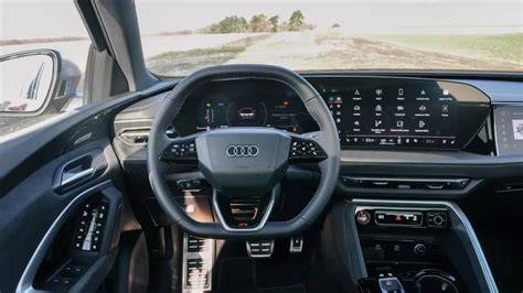 Audi na dálnici s rychlým pronásledováním