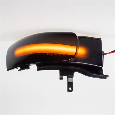 Ilustrace dynamických LED blinkrů běžících po straně vozu