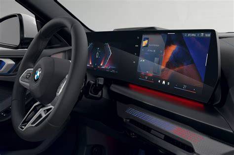 BMW 120 interiérové prvky - prohnutý displej a dotyková klimatizace