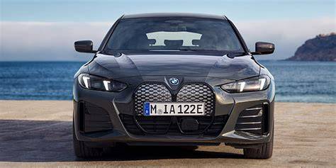 BMW 120: jízdní vlastnosti a interiér s prohnutým displejem