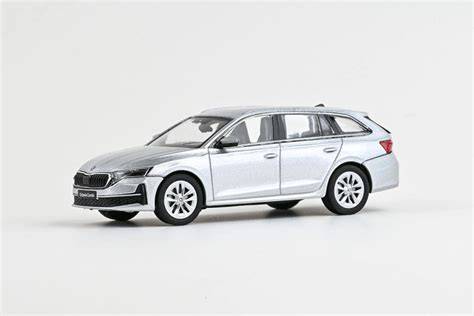 Obrázek 1: Škoda Octavia I Combi 1:43 - stříbrná metalíza