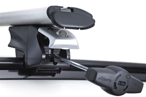 Detailní pohled na integrované podélníky Volkswagen Passat Variant B8 a úchyt střešního nosiče