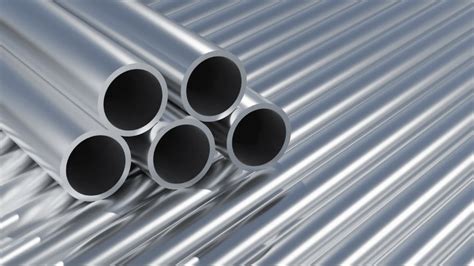 Přehledná infografika porovnání materiálů: dřevo vs kov vs hliník vs plachta