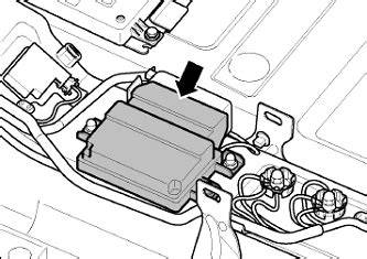 Schéma elektronické parkovací brzdy u Passat B6: řídicí jednotky, vedení, brzdiče