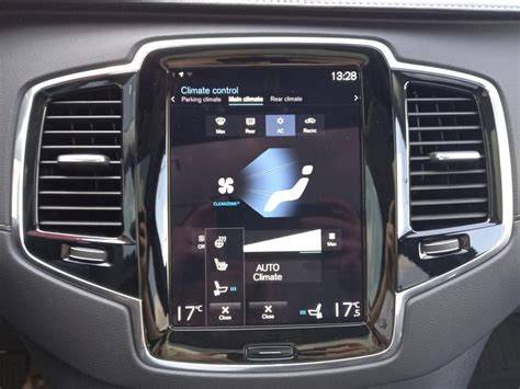 Infografika: Schéma fungování adaptivního tempomatu Volvo (senzory, zpracování, řízení rychlosti)