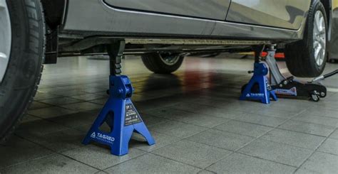 Infografika: Jak fungují podpěry pod auto a kde je umístit pro maximální bezpečnost