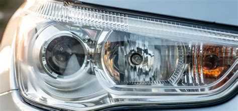 Detailní záběr na přední LED obrysová světla a sklopné čelo