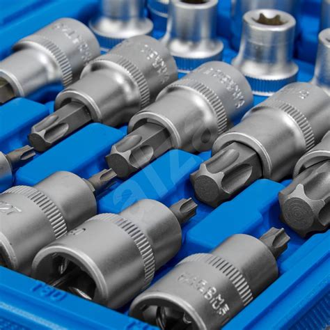 Nářadí potřebné pro demontáž předního nárazníku (klíče Torx, gola, klíče)