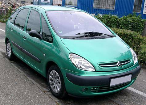 Infografika: Vnitřní uspořádání Citroën Xsara Picasso a možnosti doplňků
