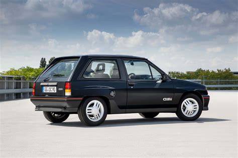 Ilustrace a historické snímky: Opel Corsa A (hatchback a TR), verze GSi a Spider concept